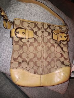Coach Signature Canvas Shoulder Bag. **TAKING OFFERS ***