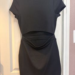 H&M Black bodycon dress with cut out in the front detail #bodycon #party #evenin
