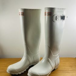 Hunter White Tall Rain Boots (Women’s US 6) - $110 + FREE Boot Socks  (Unused!) & Bag