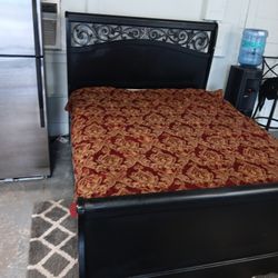 Complete queen size bed