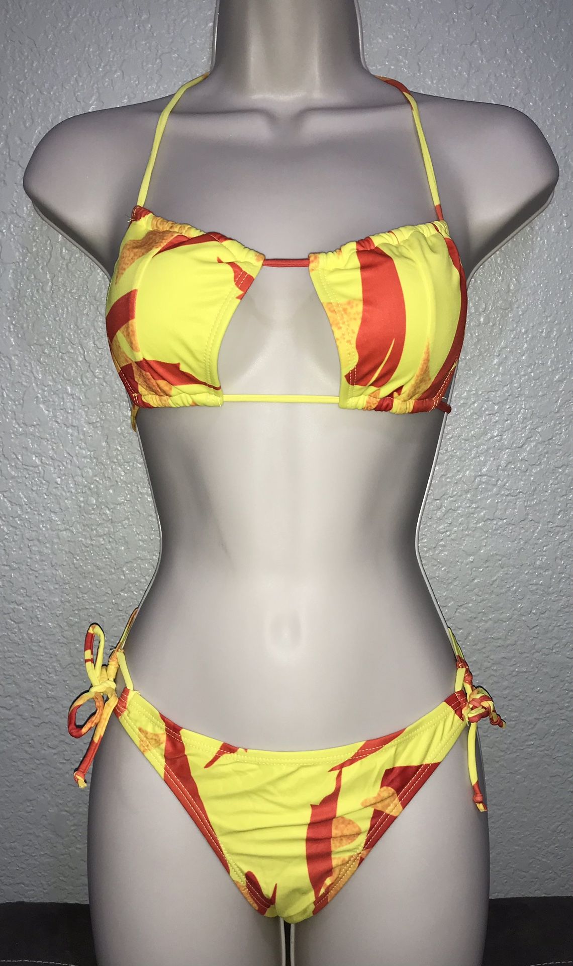 SEXY 2 PIECE BIKINI. (Sizes M-L make a offer)