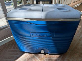 Rubbermaid Cooler / Ice Chest