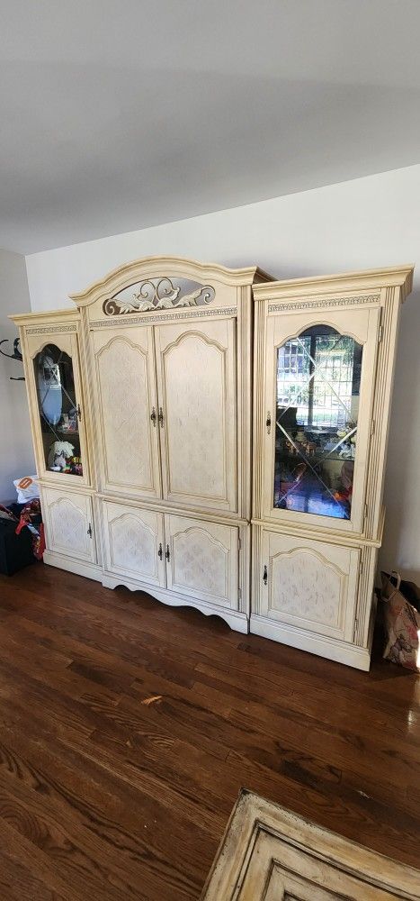 Nice T.v. entertainment with lights.