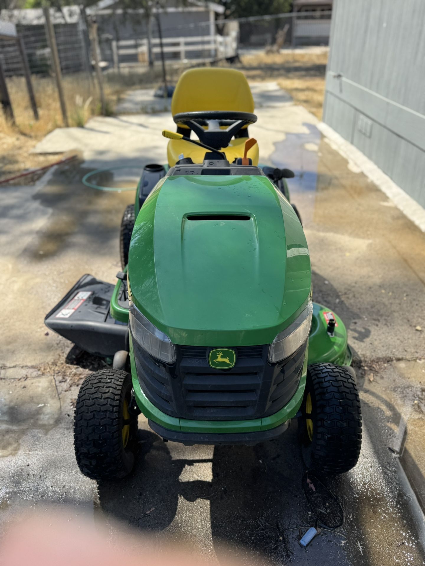 John Deere - S120 Riding Lawn Mower