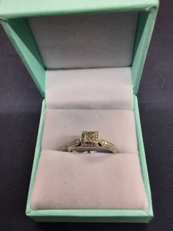 Women's Ring - White Gold 10k (.417) 2 grams Size 7