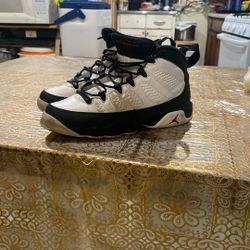 Air Jordan 9 Retro White/Black - Size 6Y Men/Boys
