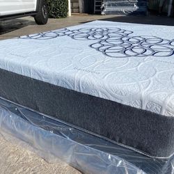 Queen Bamboo Hybrid Cooling Gel Memory Foam Mattress!!