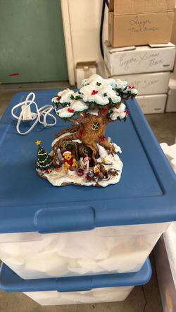 Danbury Mint Disney Winnie the Pooh Christmas at Pooh Corner Lighted Figurine