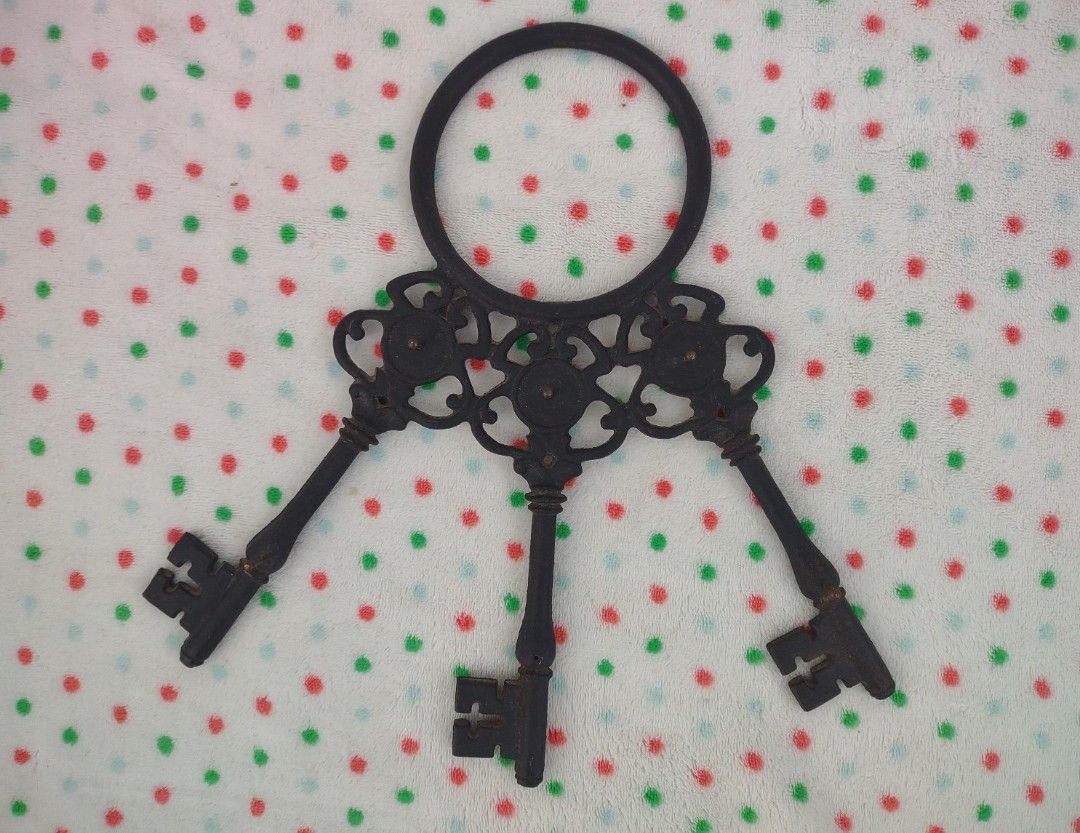 VINTAGE CAST KEY RING WALL PLAQUE KEY HOLDER