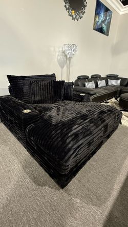 ACCENT CHAIR WITH CUP HOLDERS AND USB