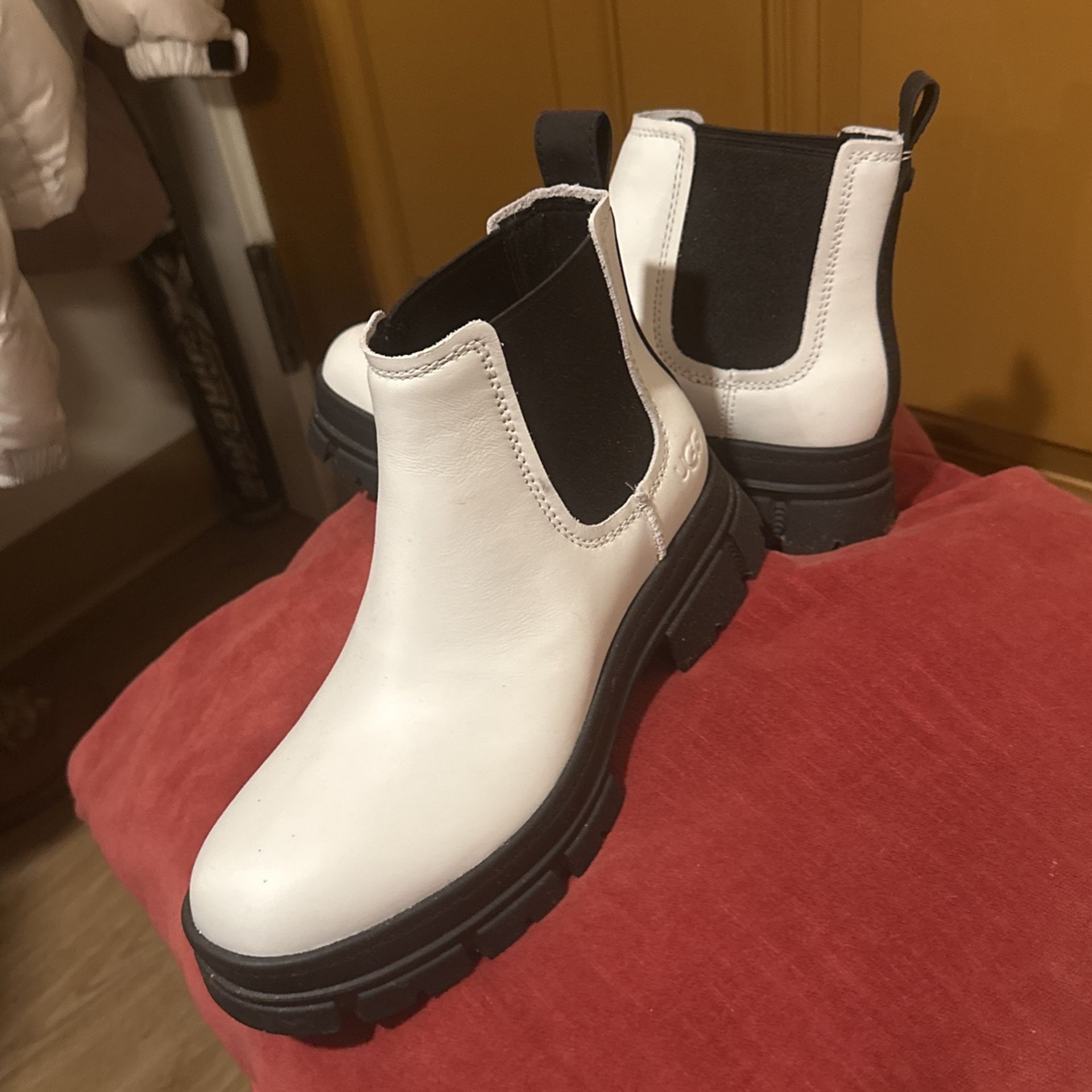 Ladies Size 9. UGG