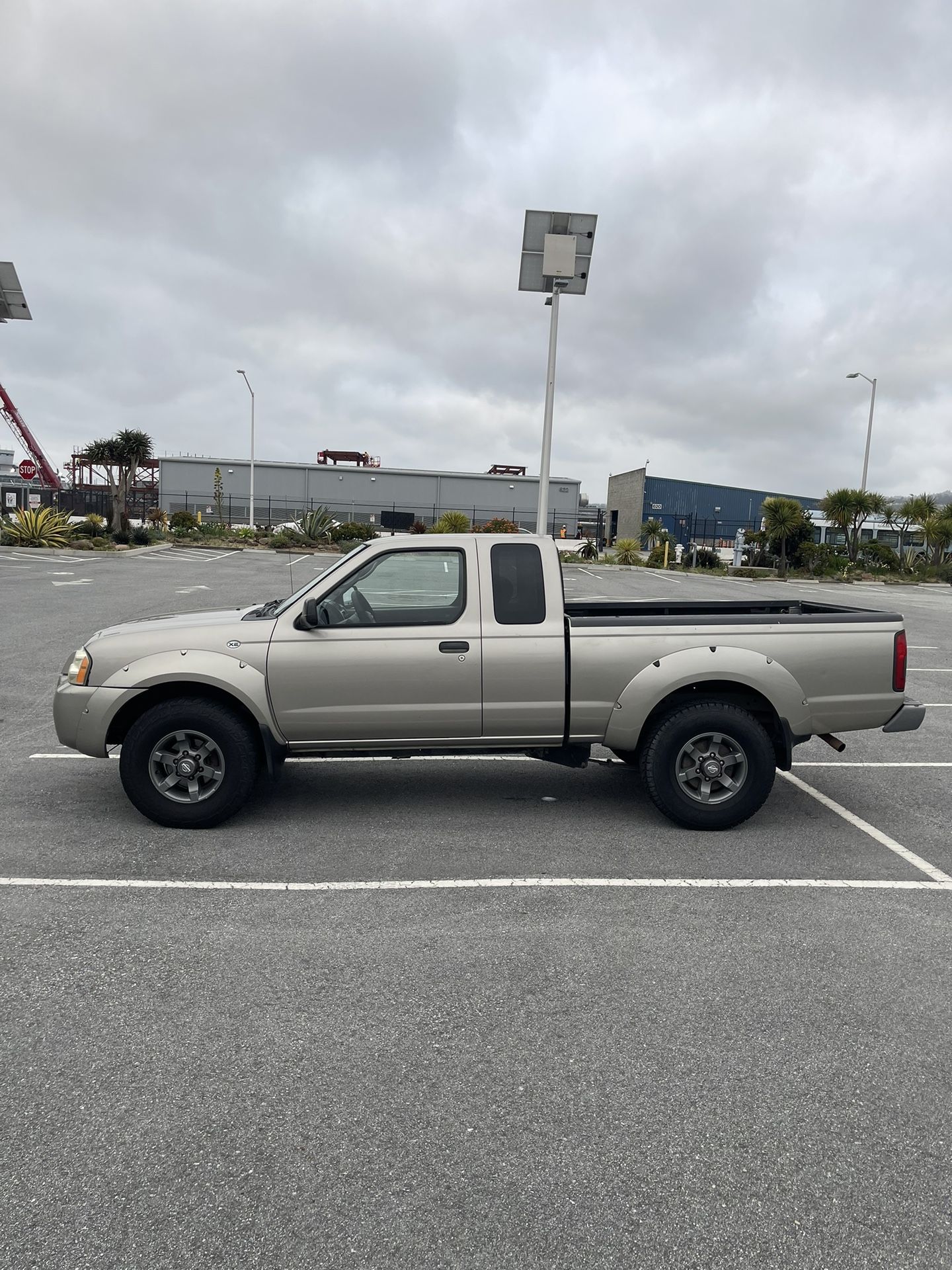 Nissan Frontier XE