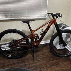 Trek Slash 8 Med/large Mountain Bike Never Used 29er  M/L Penny Flake 2023