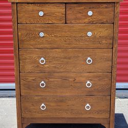 (FREE LOCAL DELIVERY) Solid wood dresser / Chest Of Drawers 