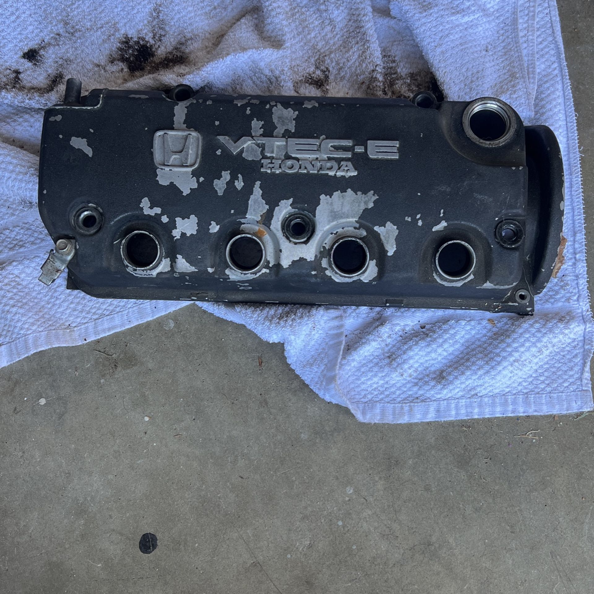 Honda D15z1 Valve Cover VTEC-E P07 Ref #: 004 Cover, Cylinder Head Part Number: 12310-P07-010 Mfg. Origin: 'CAN'