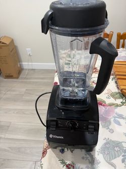 Vitamix blender 5200 with 64 oz container