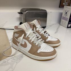 Air Jordan 1’s Midrise (white/tan)