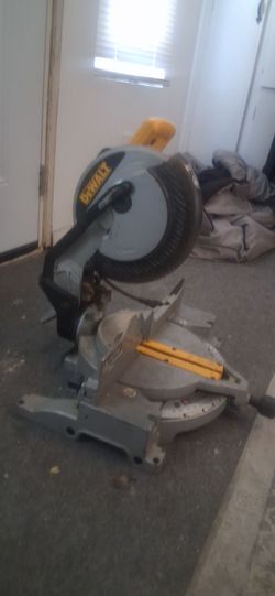 DEWALT 10in Single Bevel compound miter saw