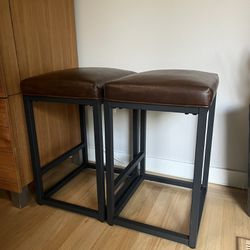 2 Bar stools 
