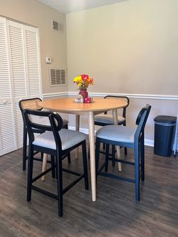 Round Dining Table Set with 4 Chairs