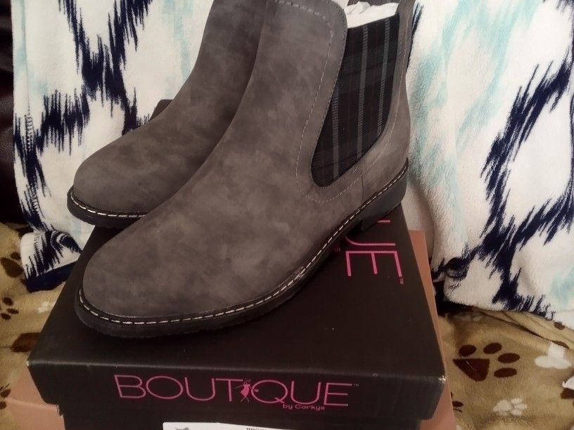 WOMEN'S BRAND NEW ANKLE BOOTS. NEVER WORN. GRAY. SZ 8    