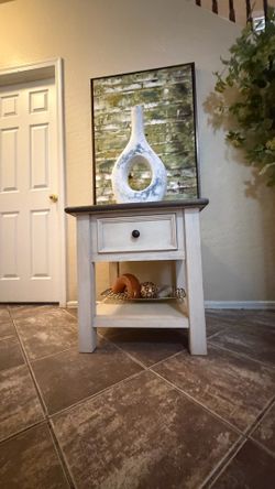 Bolanburg end table with drawer in excellent condion