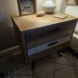 Solid Wood End Table/Nightstand