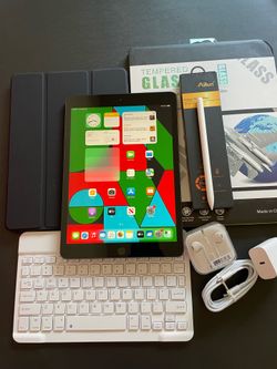 Apple IPad 8th Generation (10.2” Retina /Latest iOS 26/ 2020 model) 32GB with stylus pen, keyboard & Accessories