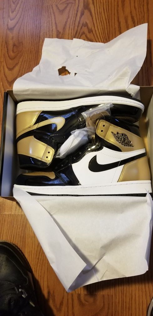 Jordan retro 1 gold toe