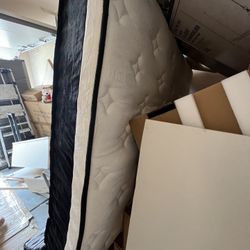 MEMORY FOAM QUEEN SIZE MATTRESS 