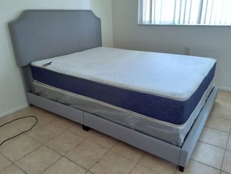 NEW Queen-Size MATTRESS and BOX SPRING. Bed frame not included👍