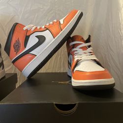 Jordan 1 Mid Turf Orange 