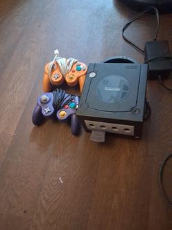 Nintendo GameCube w 2 original controllers