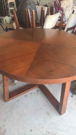 Wooden dinning table expandable