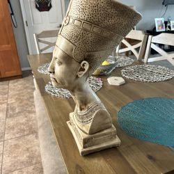 Nefertiti Statue Large