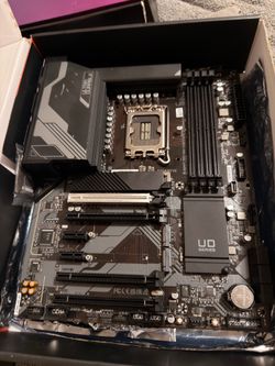 GIGABYTE Z790 UD AX ATX LGA1700 DDR5 Motherboard Wi-Fi 6E Gaming