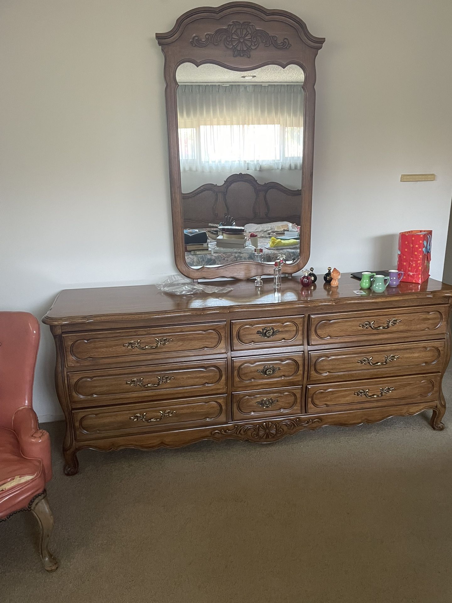 Thompsonville Antique King Size Bedroom Set