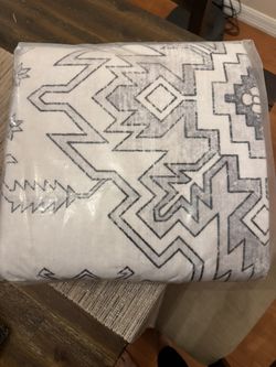 Area rug - 6x9 New - Price Firm - Grey