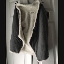 Girls size 10 mudd vest Super soft fleece or cotton like material inside Has pockets on each side