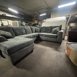 FREE DELIVERY 🔥🔥Beautiful Large Use Shape Reversible Chase Sectional Couch