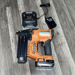 RIDGID 18V BRUSHLESS 18GA BRAD NAILER WITH BATTERY AND CHARGER 