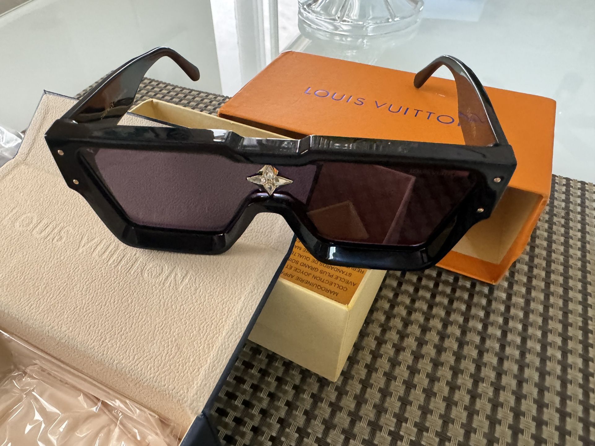 Loui Vuitton Shades