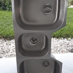 46 × 20 Brand new under Mount 3 campartments STAINLESS STEEL custom deep sink. $ 350 das