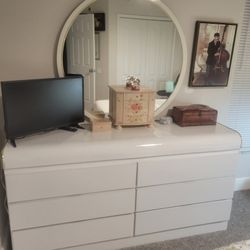 Dresser with mirror 