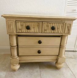 Faux Bamboo Nightstand/end table in original condition Palm Beach Regency