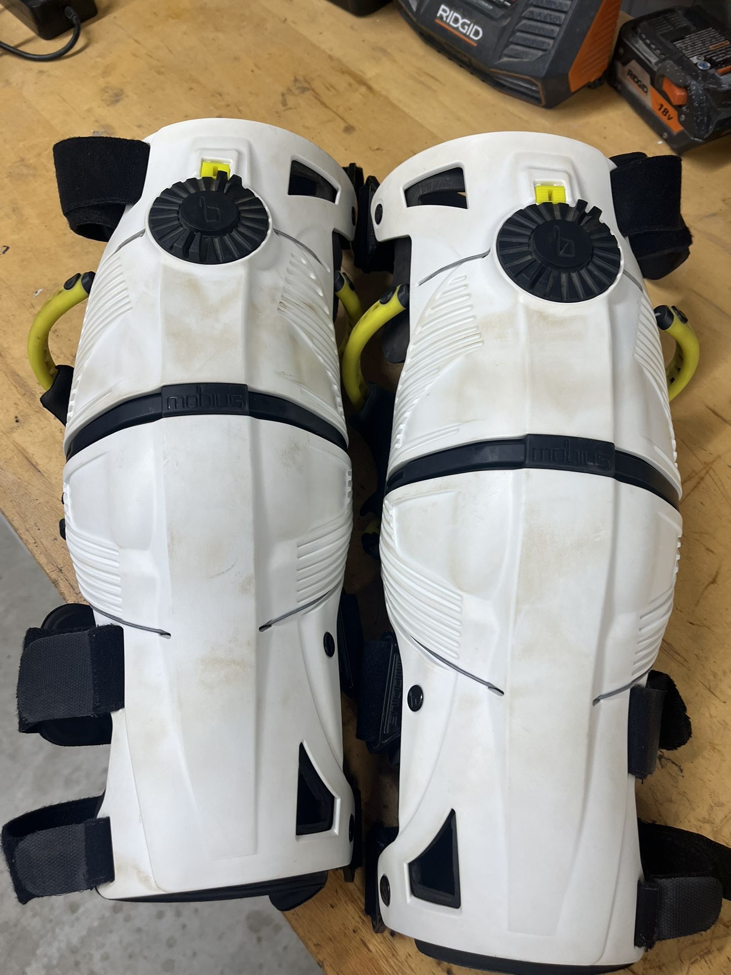 Mobius X8 Knee Braces