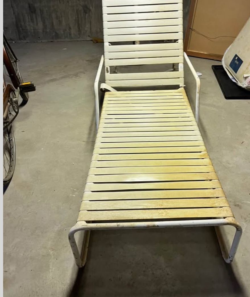 Vintage High End Lounge Chair. Outdoors