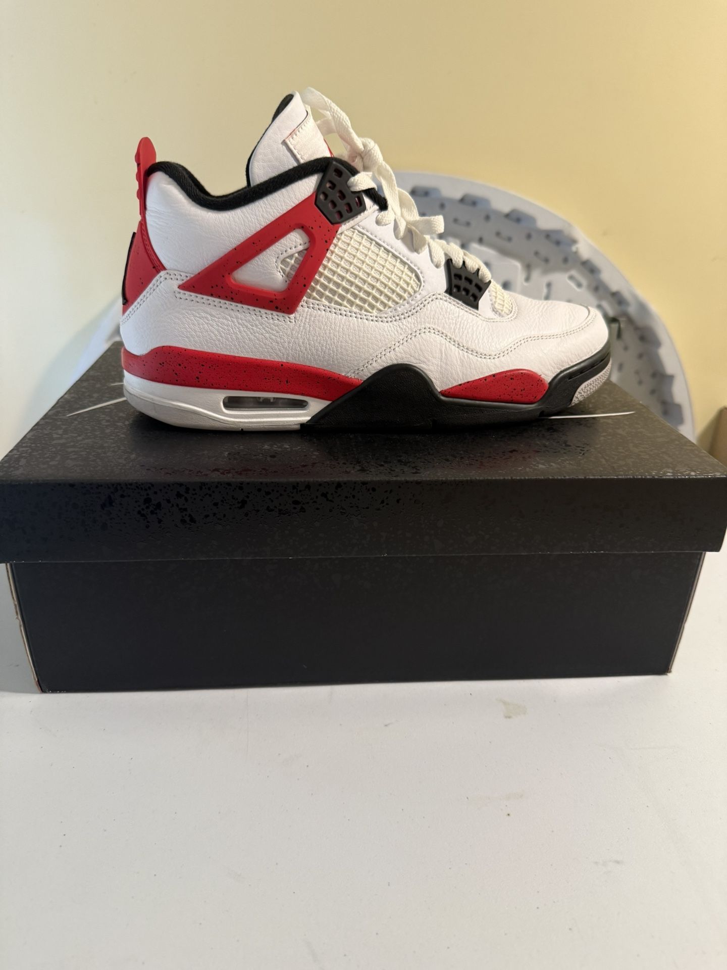 Jordan 4 Fire Red Retro Size 9.5 Men’s 