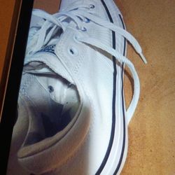 CONVERSE ALL STARS CLASSIC WHITE/BLACK. LOW TOPS SIZE 8