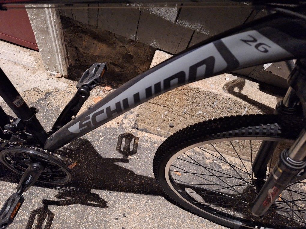 SCHWINN 26" MOUNTAIN BIKE.  ( 21 SPEED  ) ( VERY SHARP BIKE  )